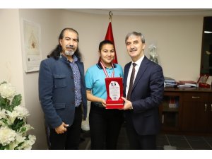 Başkan Şirin genç dansçıyı tebrik etti