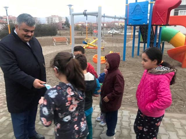 Çocuklardan Başkan Özgüven’e teşekkür