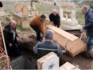 Midyat’ta Almanya’daki şüpheli ölümler nedeniyle incelenen cenaze yeniden defnedildi