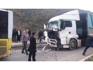 Trabzon’da belediye yolcu otobüsüne tır çarptı: 9 yaralı