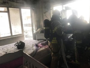 Gardıropta başlayan yangın yatak odasını kül etti