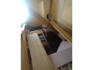 Evlerin üzerine kaya parçası düştü