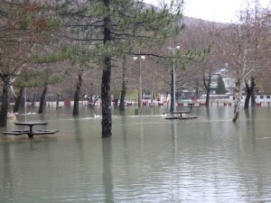 Kuğulu tabiat parkı sular altında kaldı