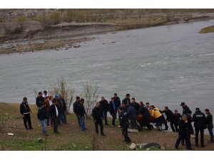 Herkesin gözü önünde köprüden atladı
