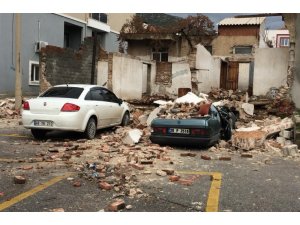 Milas’ta eski bina çöktü, 2 araç enkaz altında kaldı