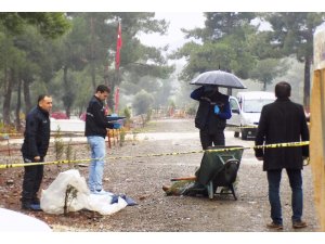 Gönüllü mezarcı el arabasının içinde ölü bulundu