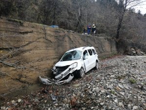 Göreve giden araç dereye yuvarlandı