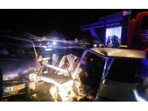Otomobille hafif ticari araç çarpıştı: 2 yaralı