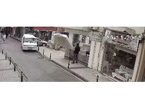 Üstüne yatak düşmesinden saniyelerle kurtuldu
