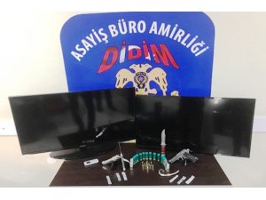 Polisi görünce kaçan 4 şüpheliden uyuşturucu ve çalıntı eşya çıktı