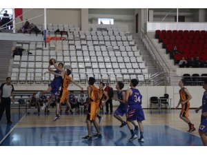 Genç erkekler basketbol müsabakaları başladı
