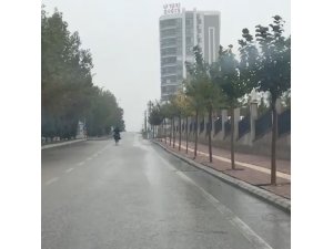 Motosiklet sürücüsünün tehlikeli hareketleri korkuttu