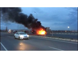Seyir halindeyken alev alan tırı itfaiye söndürdü