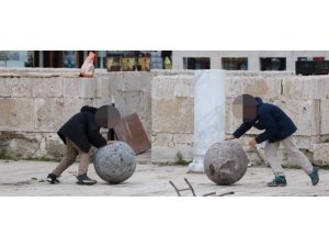 Çocukların 750 yıllık medresede tehlikeli oyunu