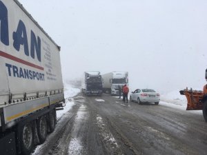 Tendürek Dağın’da kar ve tipi trafikte aksamalara neden oluyor