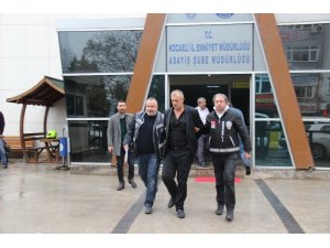 Birlikte alkol aldığı kişiyi silahla yaraladı ahırda saklanırken yakalandı
