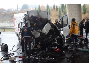 Minibüs tıra çarptı, sürücü araçta sıkıştı