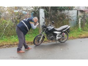 Çaldıkları motosikleti çalıştıramayınca terk edip kaçtılar