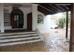 Bodrum’da sel sularıyla dolan camide ibadet yapılamıyor