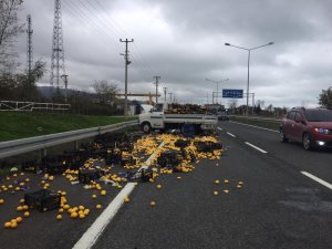 Limon yüklü kamyonet kaza yaptı