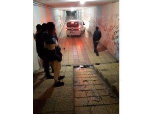 Hafif ticari araç alt geçide girdi