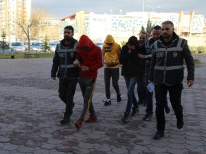 Halk otobüslerine dadanan hırsızlar tutuklandı