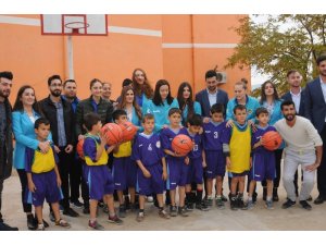 Kadın basketbolcular kırsal okullarda top dağıtıyor