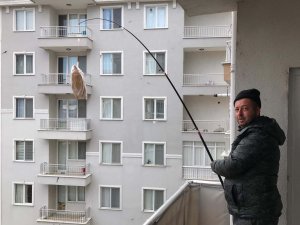 Mahsur kaldığı apartmanda oltayı "iyilik" için çekti