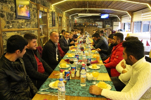 Başkan Tutal Mehmetçiklerle buluştu