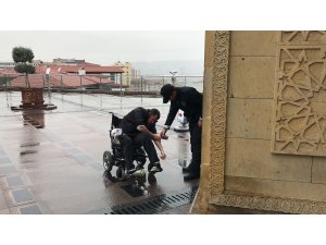 Abdest almakta zorlanan engelliye polis yardım etti
