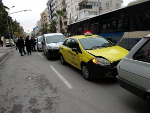 Yolun karşısına geçme çalışan yaya iki aracın arasında sıkıştı