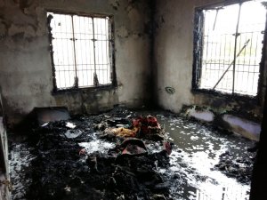 Evde çıkan yangında eşyalar kullanılamaz hale geldi