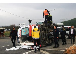 Hasta taşıyan ambulans kaza yaptı: 4 yaralı