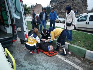 Motosikletle kamyonet çarpıştı: 1 yaralı