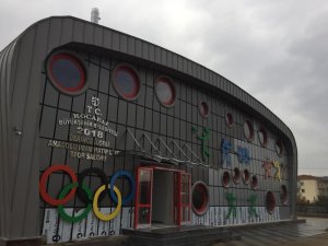 Bir okul daha spor salonuna kavuşuyor
