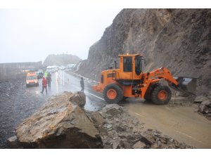 Dağdan kopan kayaların kapattığı yol açıldı