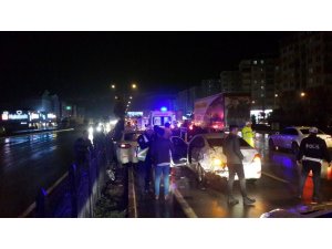 İki otomobil çarpıştı: 3 yaralı