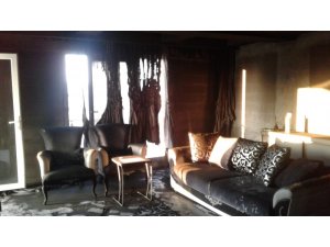 Koltuk üzerinde bırakılan elektrik sobası evi yakıyordu