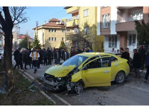 Ticari taksi önce çocuğa sonra da ağaca çarptı: 2 yaralı