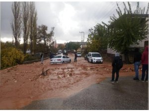Şiddetli dolu ve yağmur yağışı vatandaşları hazırlıksız yakaladı