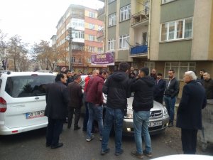 Genç kadını, otomobille metrelerce sürükledi