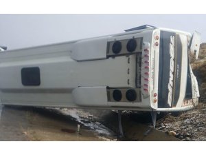 Bingöl’de midibüs devrildi:3 yaralı