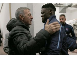 Ağaoğlu ve yöneticiler soyunma odasına indi