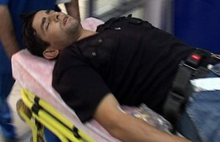 Servis beklerken bıçaklandı