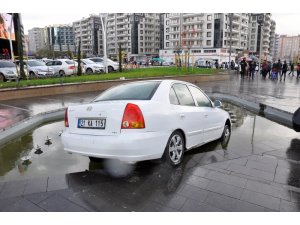 Dikkatsiz sürücü süs havuzuna girdi