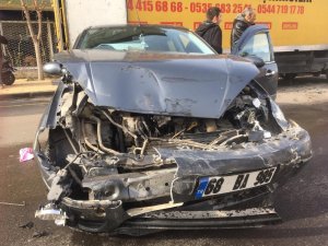 Otomobil ters şeritte park halindeki kamyonete çarptı: 1 yaralı