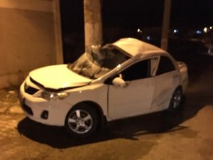 Otomobil aydınlatma direğine çarptı: 1 ölü