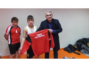 Burhaniye’de Ataş, genç güreşçileri sevindirdi