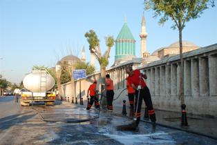 Kadir Gecesi öncesi Mevlana Müzesi çevresi yıkandı
