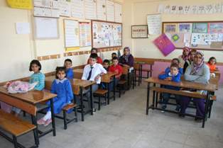 Beyşehir’de minik öğrenciler çiçeklerle karşılandı